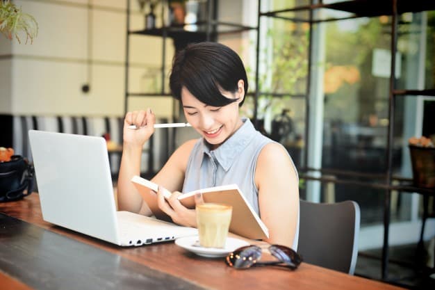 Yêu nơi công sở: lợi hay hại?