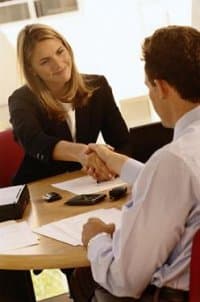 Những ngôn ngữ cử chỉ nên tránh trong buổi phỏng vấn