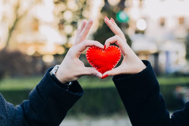 Valentine chốn văn phòng: Né tránh hay đón nhận?
