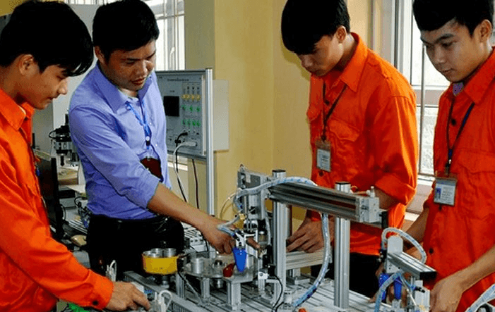 Học nghề hay học đại học không quan trọng bằng việc học xong có việc làm ngay