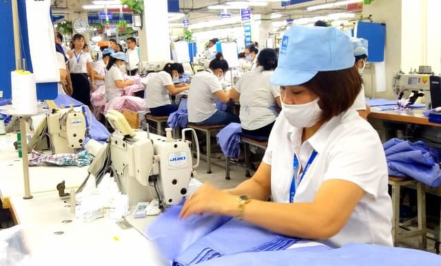 Trường hợp nào được tổ chức làm thêm từ 200 giờ đến 300 giờ/năm?