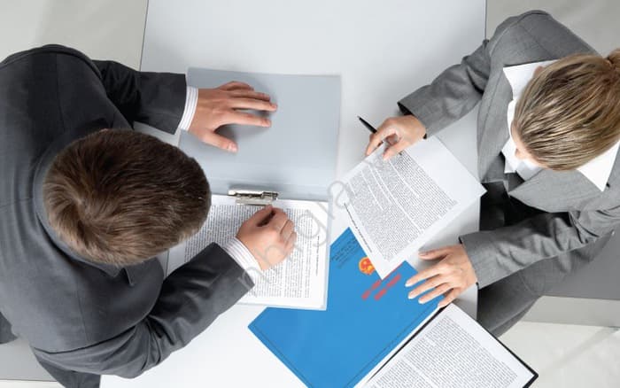 Tạm ngưng hợp đồng, doanh nghiệp có phải trả lương?