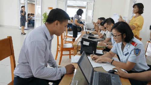 Kiến nghị đóng BHYT cho người lao động bị hoãn việc, nghỉ luân phiên