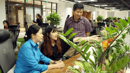 Sau lưng người lao động là gia đình