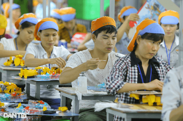 Chuyển thời điểm tăng lương tối thiểu từ ngày 1/1 sang 1/7, nên hay không?