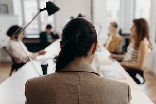 Đấu trường chính trị công sở: Đừng làm nạn nhân