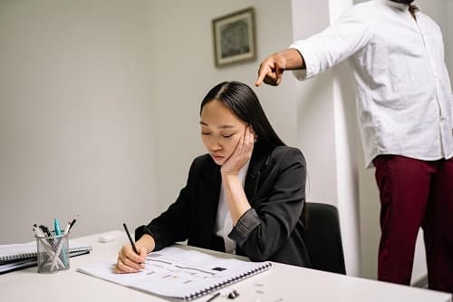 #Bithuatcongso: Khi đồng nghiệp là kẻ quấy rối