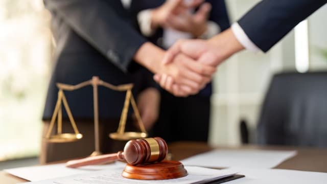 Chuyên viên Pháp chế là gì? Công việc, kỹ năng &amp; cơ hội nghề nghiệp