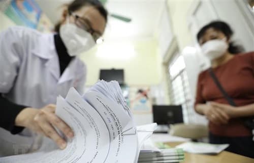 Chăm con nhỏ mắc COVID-19 có được cấp chứng nhận nghỉ việc hưởng BHXH?