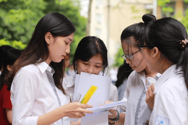 Điểm chuẩn, điểm sàn là gì? Sự khác nhau và cách tính điểm chênh lệch