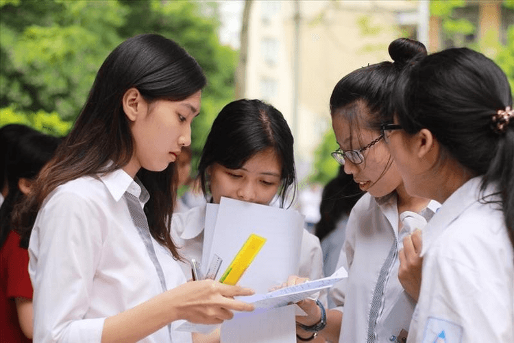 Điểm chuẩn, điểm sàn là gì? Sự khác nhau và cách tính điểm chênh lệch